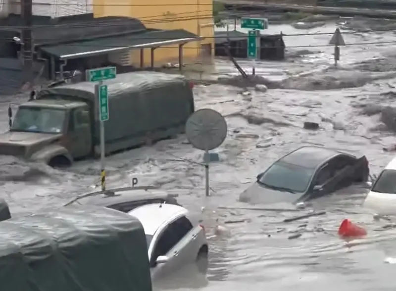 ▲花蓮光復鄉因堰塞湖溢流導致淹水災情，前立委蔡正元認為是農業部、經濟部與內政部的失誤。（圖／張美慧臉書）