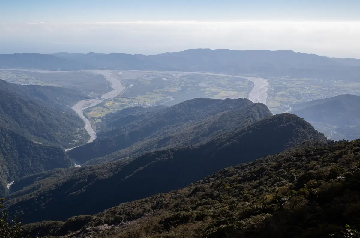 ▲雪羊說，當年台東線拓寬工程因馬太鞍溪龐大的輸砂量，在工法上捨棄既有的橋樑，改用河底隧道方式穿越，打造了台灣第一條河底隧道：光復河底隧道，所以鐵軌才躲過了這次浩劫。（圖／翻攝雪羊視界粉專）