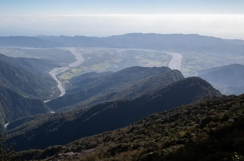 ▲雪羊說，當年台東線拓寬工程因馬太鞍溪龐大的輸砂量，在工法上捨棄既有的橋樑，改用河底隧道方式穿越，打造了台灣第一條河底隧道：光復河底隧道，所以鐵軌才躲過了這次浩劫。（圖／翻攝雪羊視界粉專）