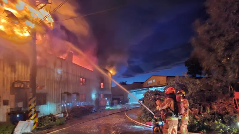 ▲新北市樹林區西圳街一段52巷連棟鐵皮屋工廠今（24日）清晨驚傳火警。（圖／翻攝畫面）