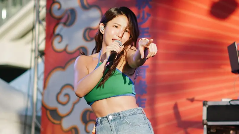 ▲郭書瑤今（24）日被爆出戀上911出風，郭書瑤日前曾坦言因春風推薦因此動念在台中置產，日前出國旅行更豪氣幫春風豪刷百萬，從機票到飯店一手包辦，2人乾哥乾妹互動自然，曖昧氛圍再度引發討論。（圖／翻攝自郭書瑤IG@yaokuo）