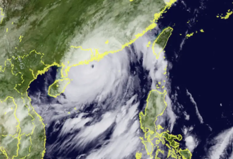 ▲強烈颱風樺加沙遠離台灣後直撲港澳，並從港澳西側登陸，當地正迎戰強風暴雨，最快今晚才會趨緩。（圖／翻攝向日葵8號衛星）