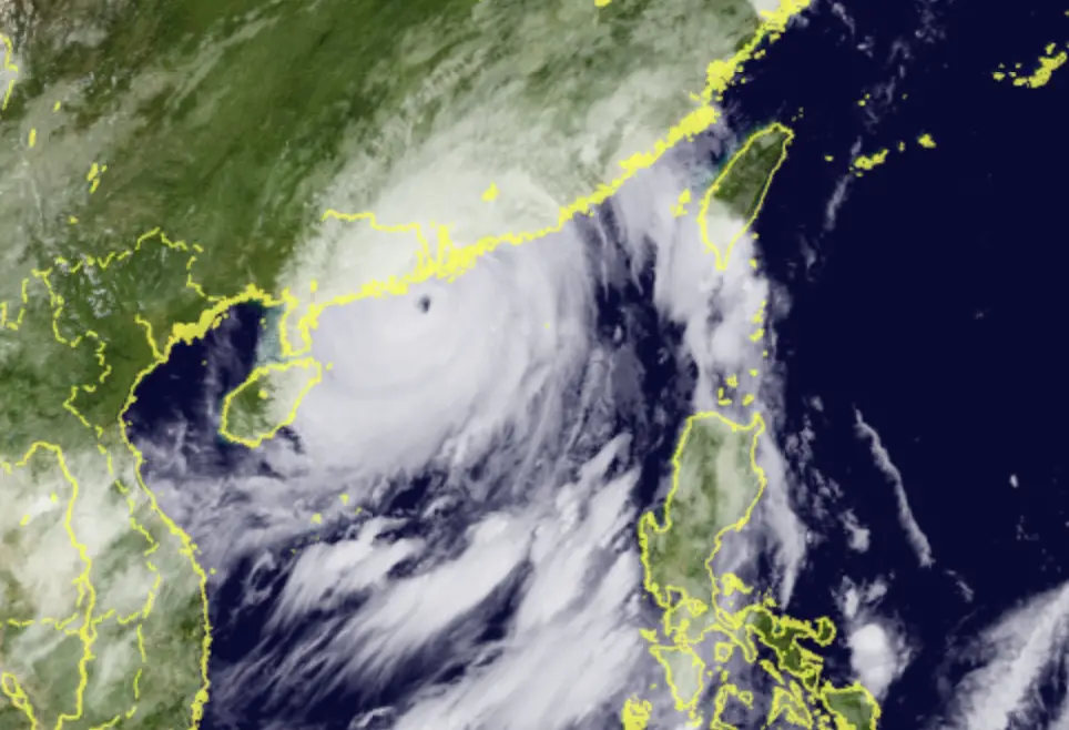 ▲強烈颱風樺加沙遠離台灣後直撲港澳，並從港澳西側登陸，當地正迎戰強風暴雨，最快今晚才會趨緩。（圖／翻攝向日葵8號衛星）