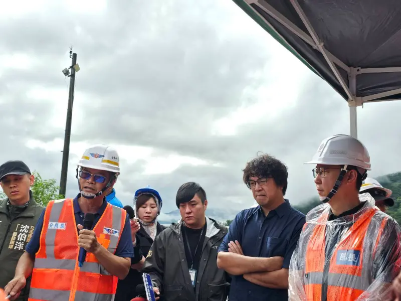 ▲交通部長陳世凱連夜前往花蓮勘災。（圖／公路局提供）