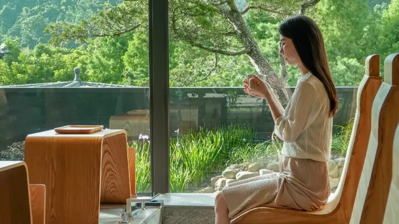 ▲春水堂表示，南投「春秋山林」五感園區試營運！創辦人劉漢介表示：「將茶融入生活再造『春秋山林』，泡足湯、喝珍奶，吃烤鴨、小籠包」等110道菜單，門票150元可折抵消費100元。（圖／春水興業集團提供）