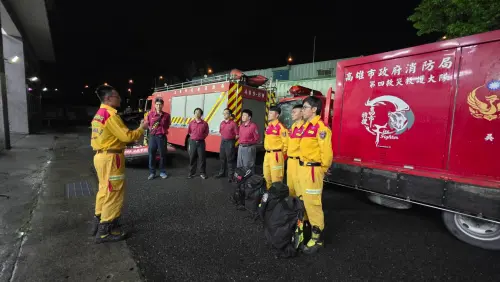 ▲高雄市特搜大隊已完成人員、器材及車輛整備，隨時待命出發支援。圖為集結準備與相關安全重點提示。（圖／高雄市消防局）