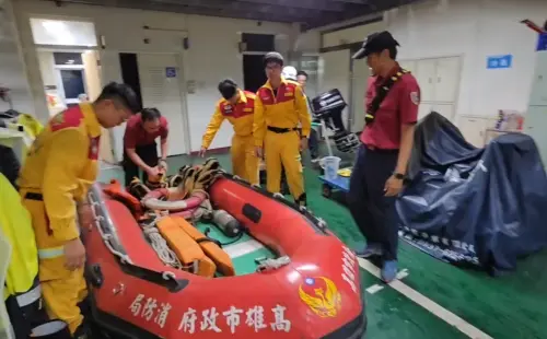 ▲高雄市特搜大隊已完成人員、器材及車輛整備。圖為雷浮標及橡皮艇檢查搬運。（圖／高雄市消防局）