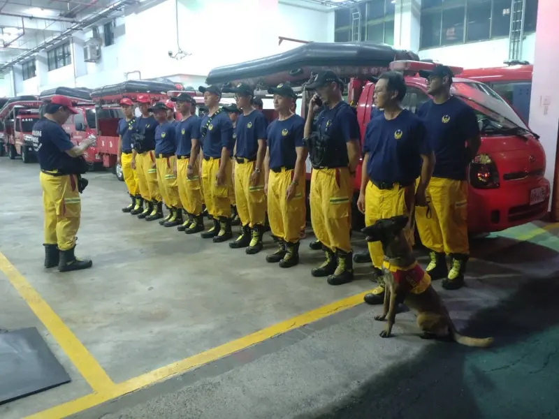 ▲高雄市特搜大隊已完成人員、器材及車輛整備，隨時待命出發支援。圖為集結準備與相關安全重點提示。（圖／高雄市消防局）