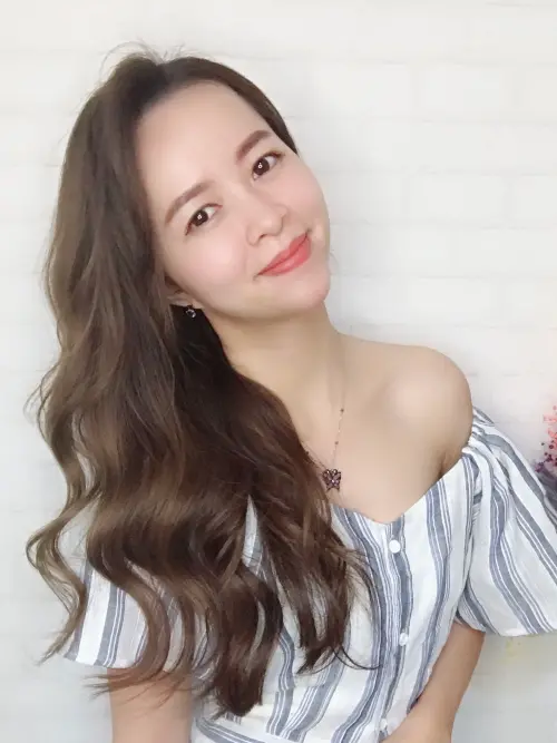 ▲設計師尤言心專研接髮技術多年，已成為知名接髮聖手。（圖／翻攝畫面）