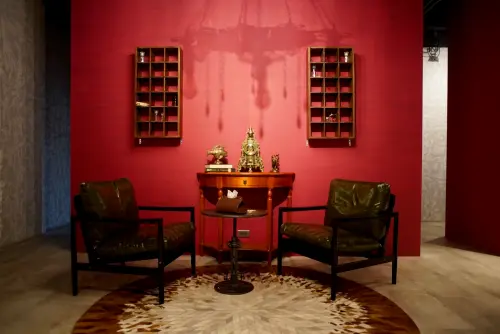 ▲「偵探寓所 MAZOR HOTEL」大廳重現19世紀英倫偵探事務所場景。（圖／偵探寓所提供）