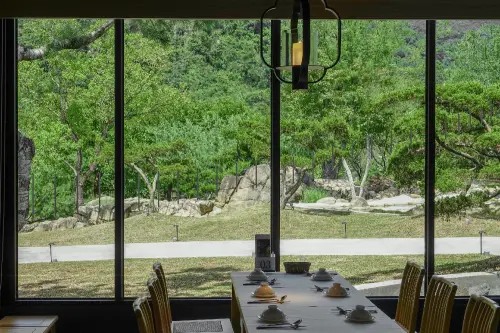 ▲春水堂把珍奶搬上山！春秋山林「山林兼味」綠意環抱。（圖／春水興業集團提供）