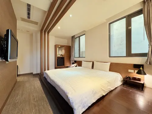 ▲「偵探寓所 MAZOR HOTEL」館內設有8種房型，以木質調基底營造舒適的休憩空間。（圖／偵探寓所提供）