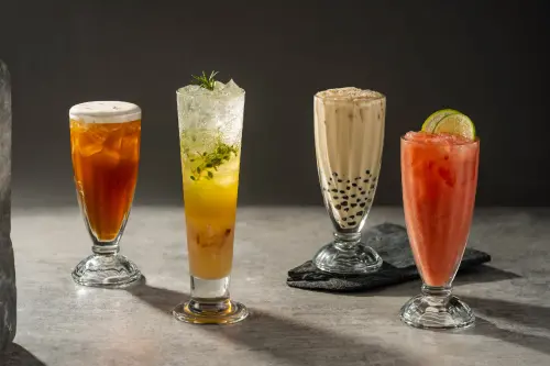 ▲春秋山林把春水堂珍奶搬上山，左起：台灣蜜香紅茶凍飲、荔枝玫瑰氣泡飲、珍珠奶茶、紅心芭樂檸檬。（圖／春水興業集團提供）