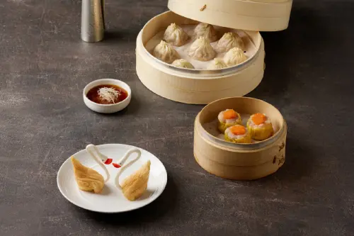 ▲「山林兼味」餐點，左起：美美天鵝蘿蔔絲酥、山林小籠包、主廚招牌燒賣。（圖／春水興業集團提供）