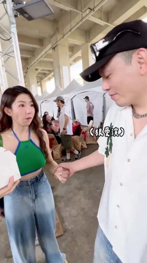 ▲春風（右）在公開場合上抓住郭書瑤（左）的手，還直接打量穿搭。（圖／翻攝自郭書瑤IG@yaokuo）
