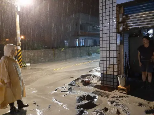 ▲花蓮馬太鞍溪堰塞湖發生溢流，民眾家門口堆積厚厚淤泥。（圖／翻攝自花蓮縣政府臉書）