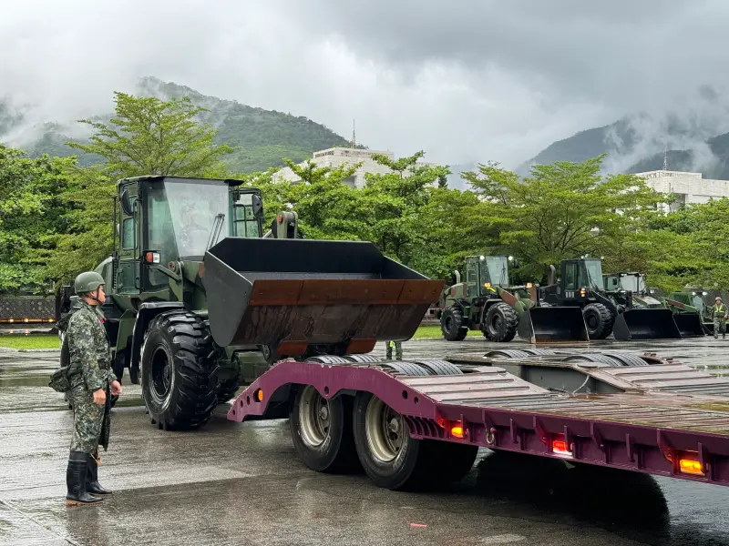 ▲花蓮堰塞湖溢流奪命，第2作戰區台東地區指揮實施鏟裝車上板作業，準備前往花蓮救災。（圖／第2作戰區提供）
