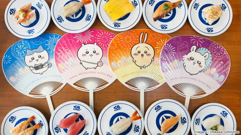 ▲藏壽司吉伊卡哇不只扭蛋，文件夾、圓形扇子滿額贈來了，「不限金額9折」新店開幕優惠，高雄、台南爽吃。壽司郎聯名寶可夢，皮卡丘與伊布吊飾、湯吞杯、圓淺盤迎戰。（圖／藏壽司提供）