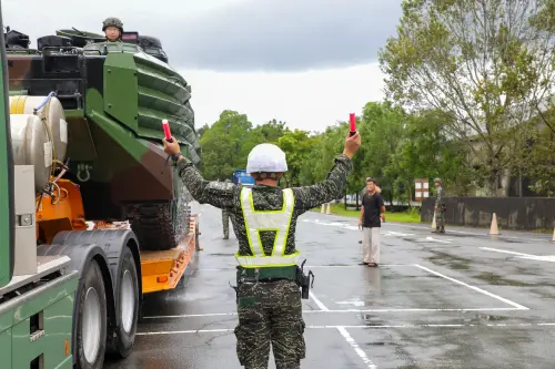 ▲花蓮堰塞湖溢流奪命，第2作戰區台東地區出動AAV7兩棲突擊車，準備前往花蓮救災。（圖／第2作戰區提供）