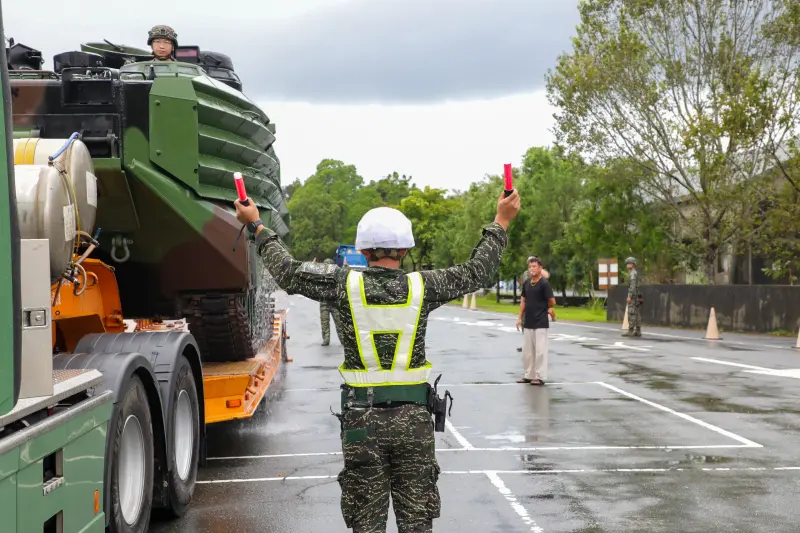 ▲花蓮堰塞湖溢流奪命，第2作戰區台東地區出動AAV7兩棲突擊車，準備前往花蓮救災。（圖／第2作戰區提供）