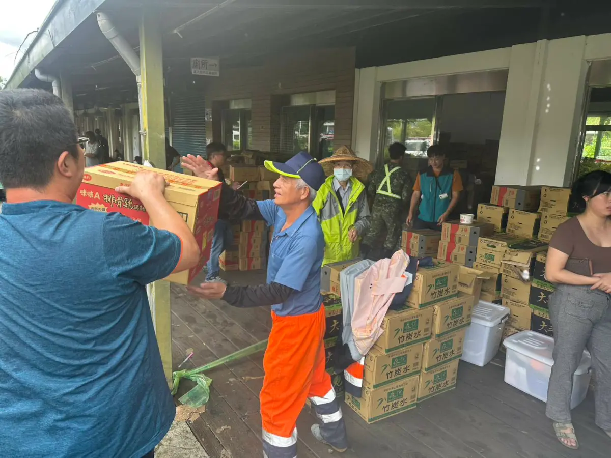 ▲花蓮光復鄉因堰塞湖溢流導致淹水災情，台糖光復糖廠開放民眾捐贈物資。（圖／花蓮縣府提供）