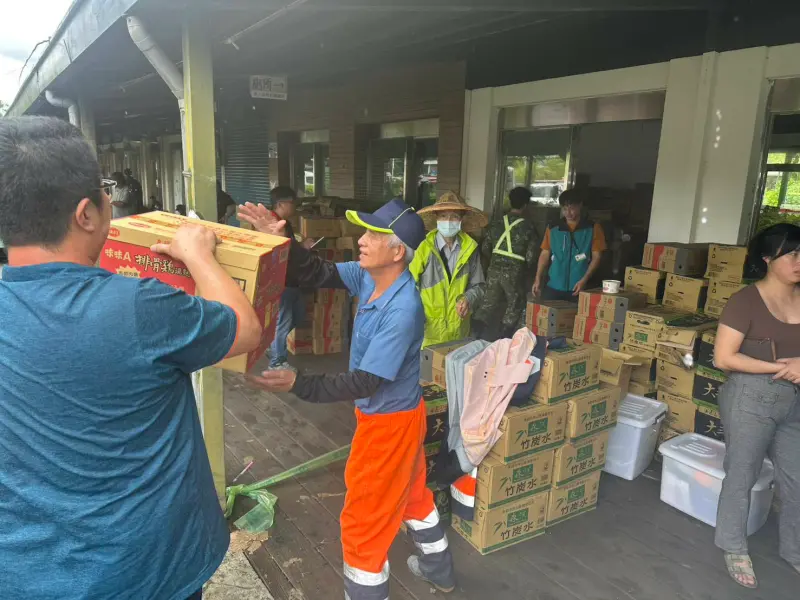 ▲花蓮光復鄉因堰塞湖溢流導致淹水災情，台糖光復糖廠開放民眾捐贈物資。（圖／花蓮縣府提供）
