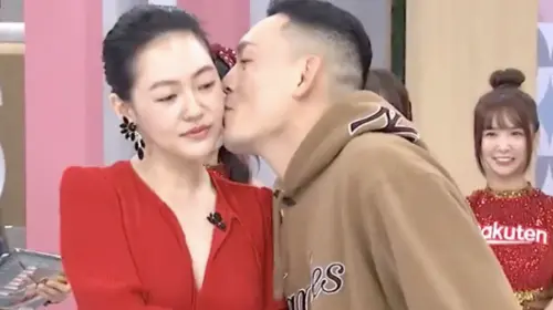 郭書瑤不要看！春風、小S當眾玩親親「來真的」　場面曝光超害羞
