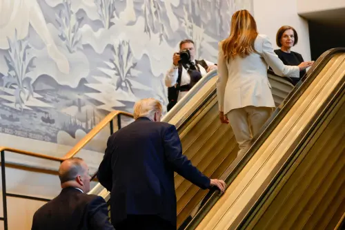 ▲美國總統川普（Donald Trump）與第一夫人梅蘭妮亞（Melania Trump）23日出席聯合國大會，結果手扶梯突然停止，兩人只好步行上樓。（圖／美聯社／達志影像）