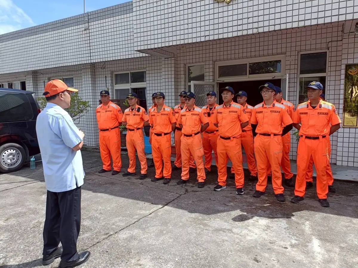 ▲花蓮救災，海巡花東分署長親自訓勉救災人員。（圖／海巡署提供）
