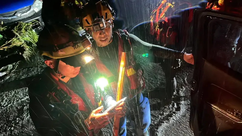 ▲馬太鞍溪堰塞湖溢流釀慘重傷亡，北市府派員至花蓮救災。（圖／翻攝自蔣萬安臉書）