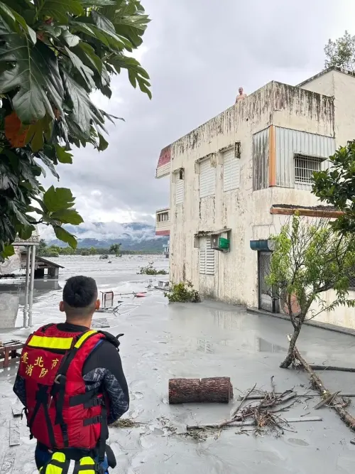 ▲馬太鞍溪堰塞湖溢流釀慘重傷亡，北市府派員至花蓮救災。（圖／翻攝自蔣萬安臉書）