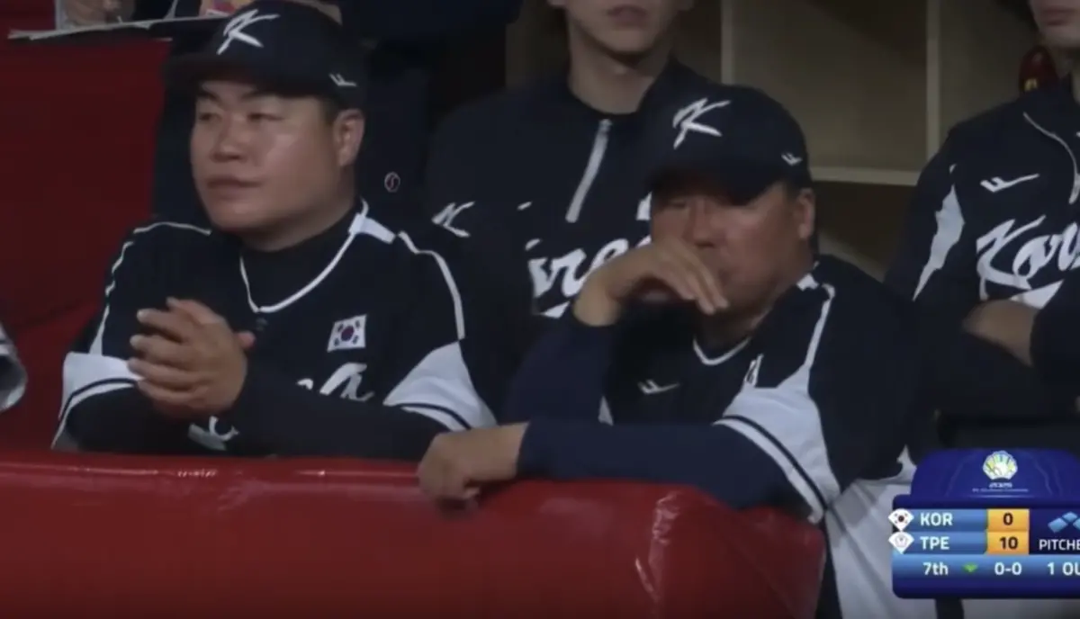 ▲台灣隊長陳敏賜7局下再見兩分砲，提前7局10：0跟韓國說再見，陳敏賜回壘歡呼時，韓國總教練傻掉、呆若木雞望向場邊的畫面也全被轉播單位捕捉下來。（圖／Threads）