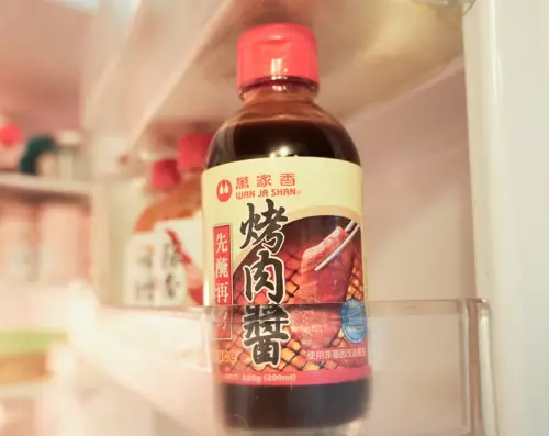 ▲萬家香烤肉醬是以純釀醬油為基底，不僅金桔汁、檸檬汁、蒜頭和辣椒，還經過烹煮加熱讓香氣十足，先醃再烤使得肉品能更加入味。（圖／萬家香臉書）