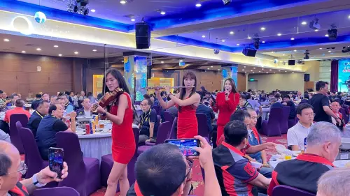 ▲知名樂團穿插中外名曲演唱及長笛、小提琴等樂器演奏，博得滿堂喝采，現場氣氛溫馨、歡樂，洗滌了平日協勤勤務緊繃的壓力（圖/記者鄧力軍翻攝）