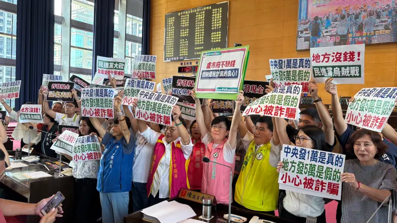 ▲台中市藍綠議員再度為「普發5萬」造成議事短暫癱瘓，爭執不休。（圖／記者顏幸如攝，2025.09.24）