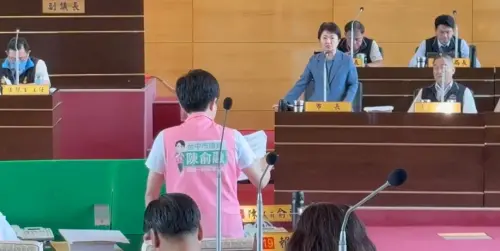 ▲盧秀燕答詢時稱「中央還欠我們1千億元。」。（圖／記者顏幸如攝，2025.09.24）