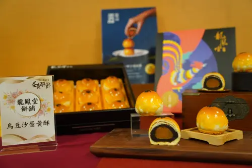 ▲蘆洲在地超過60年老店「龍鳳堂餅舖」，以烏豆沙蛋黃酥拿下2025新北市蛋黃酥節經典組冠軍。（圖／新北市經發局提供）