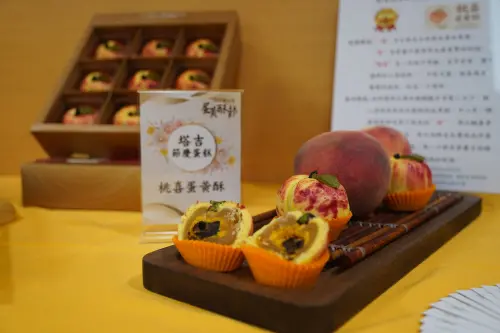 ▲永和的「塔吉節慶蛋糕」以桃喜蛋黃酥拿下2025新北市蛋黃酥節創意組冠軍。（圖／新北市經發局提供）