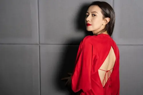 高圓圓45歲真實狀態曝光！性感露背紅裙辣翻　粉絲驚：優雅又大氣
