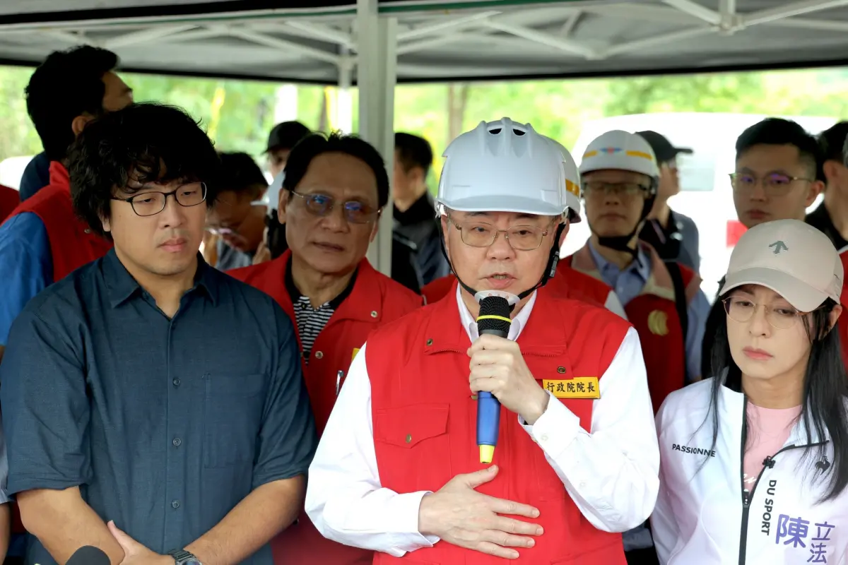 ▲沈伯洋陪同行政院長卓榮泰花蓮勘災，事後提及傅崐萁不僅遲到，一來就撇清疏散的責任，讓他忍不住直接開罵。（圖／行政院提供）