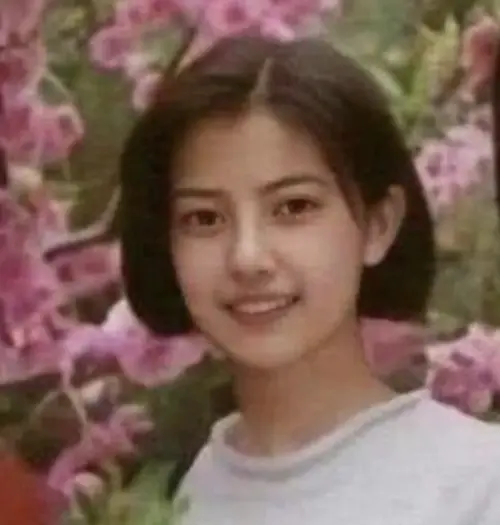 ▲高圓圓17歲就非常漂亮，超短髮也遮不住美貌。（圖／翻攝自微薄）