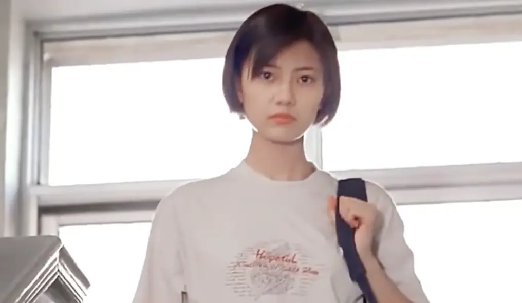 ▲高圓圓17歲美照曝光，即使是超短髮造型也擋不住美貌，她的高中班導曾爆料，她當年就很受歡迎，同時超過10個男生在追求她。（圖／翻攝自微博）