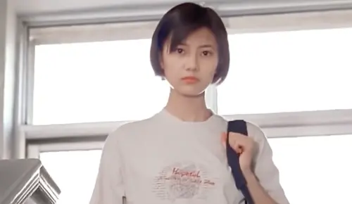 高圓圓17歲清純照流出！超短髮不失美貌　班導爆料：10個男生追她
