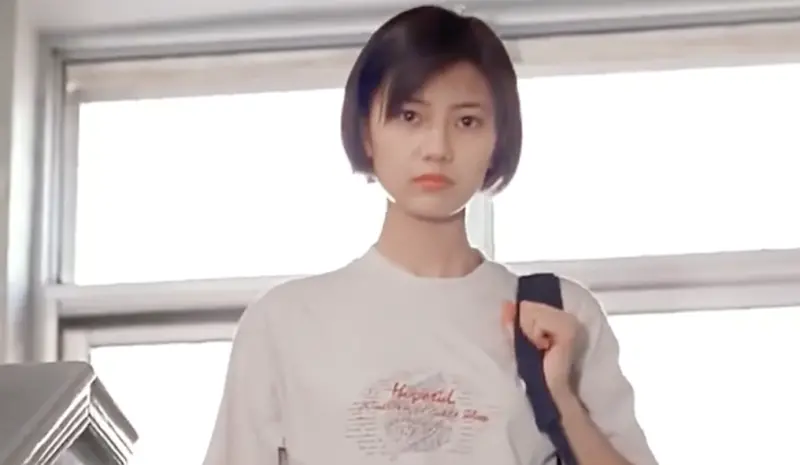 ▲高圓圓17歲美照曝光，即使是超短髮造型也擋不住美貌，她的高中班導曾爆料，她當年就很受歡迎，同時超過10個男生在追求她。（圖／翻攝自微博）