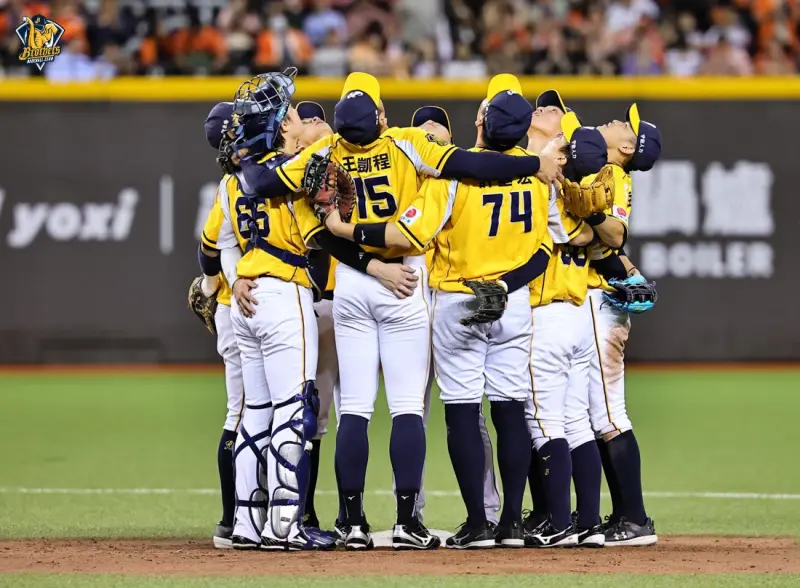 ▲有球迷詢問台灣大賽前2戰大巨蛋比賽，買哪裡才是最佳觀賽座位，相比被稱作搖滾區的內野B1的108到114座位難搶，CP值最高、也最有機會買到的座位，其實是售價900元的內野L4。（圖／中信兄弟提供）