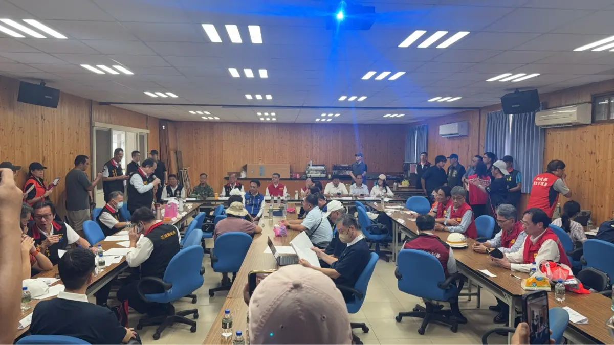 ▲國民黨立院黨團總召傅崐萁與行政院長卓榮泰在前進指揮所，二度互嗆，卓榮泰憤而離席。（圖／傅崐萁提供）