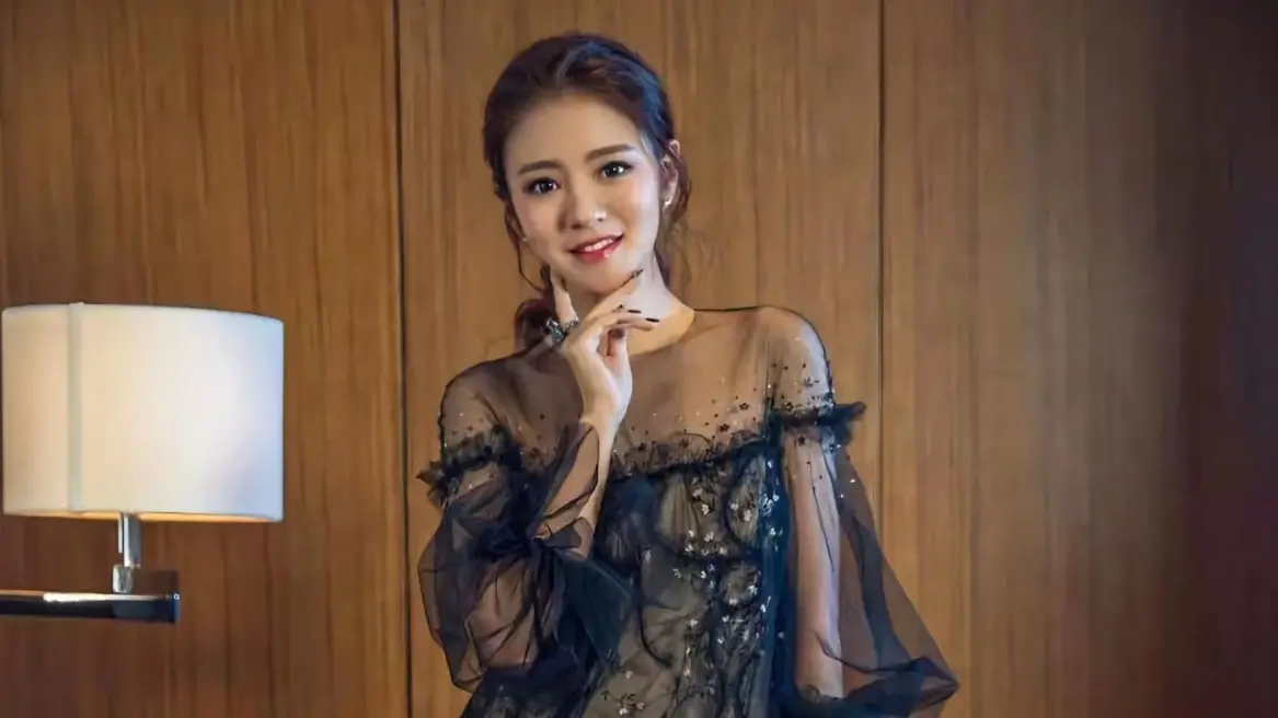 ▲安以軒丈夫陳榮煉入獄，外界關心她生活是否受影響。事實上，她本身出身「富三代」，早年吸金力驚人，還擁有高額投資與藝術收藏。即使神隱10月，生活依舊不缺錢。（圖／翻攝自微博）