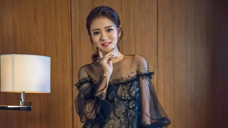 ▲安以軒丈夫陳榮煉入獄，外界關心她生活是否受影響。事實上，她本身出身「富三代」，早年吸金力驚人，還擁有高額投資與藝術收藏。即使神隱10月，生活依舊不缺錢。（圖／翻攝自微博）