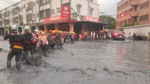 新北消防「一整排搜救人員」救災背影曝！網看哭了：謝謝無名英雄
