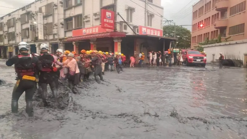 ▲馬太鞍溪堰塞湖溢流造成嚴重災情，新北市消防局曝光災區救援畫面。（圖／新北消防局提供）